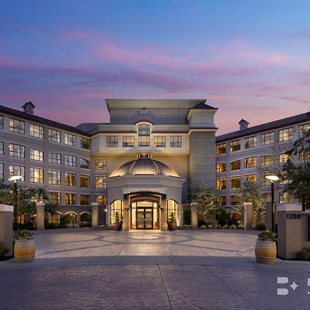The Royal Kelowna - Bellstar Hotels & Resorts ภายนอก รูปภาพ