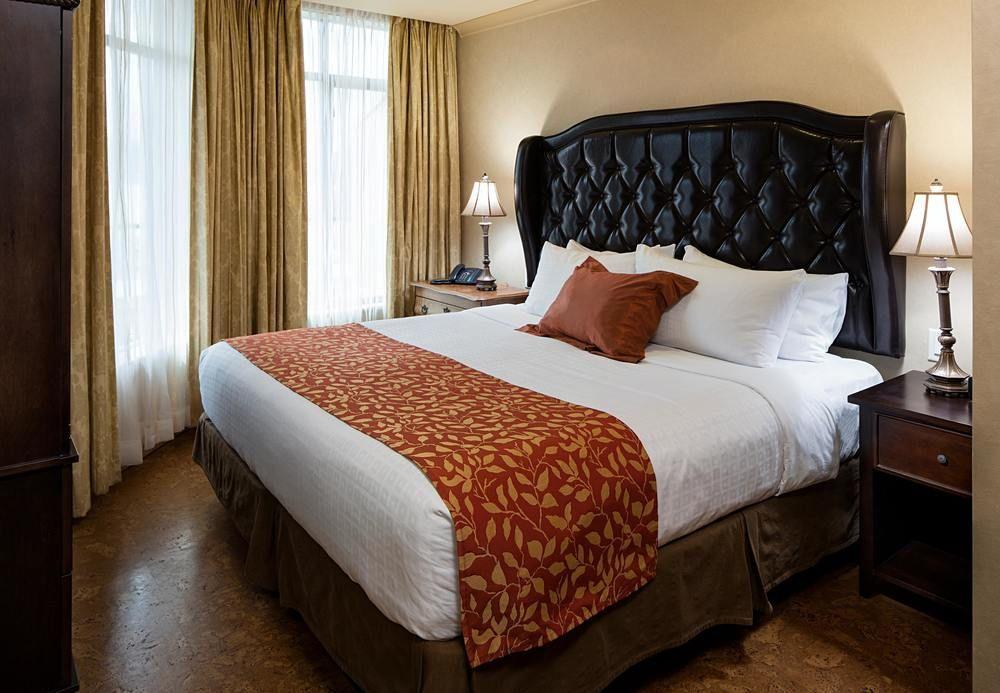 The Royal Kelowna - Bellstar Hotels & Resorts ภายนอก รูปภาพ
