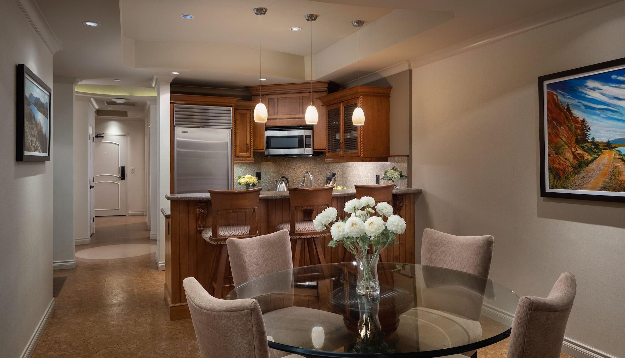 The Royal Kelowna - Bellstar Hotels & Resorts ภายนอก รูปภาพ