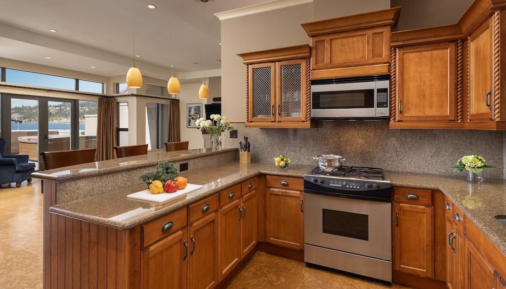 The Royal Kelowna - Bellstar Hotels & Resorts ภายนอก รูปภาพ