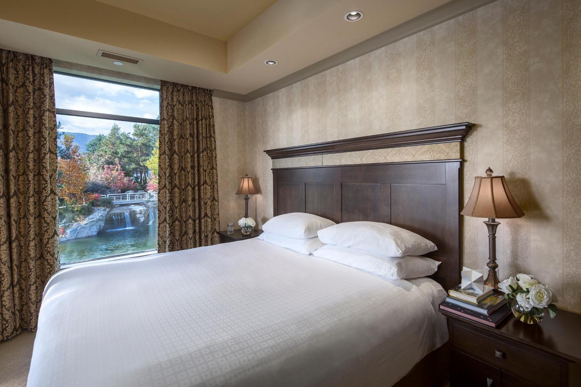 The Royal Kelowna - Bellstar Hotels & Resorts ภายนอก รูปภาพ